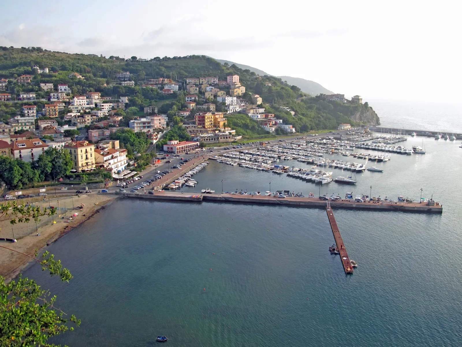 Vista dall'alto del porto di Agropoli con le barche ormeggiate e il paese sulla collina